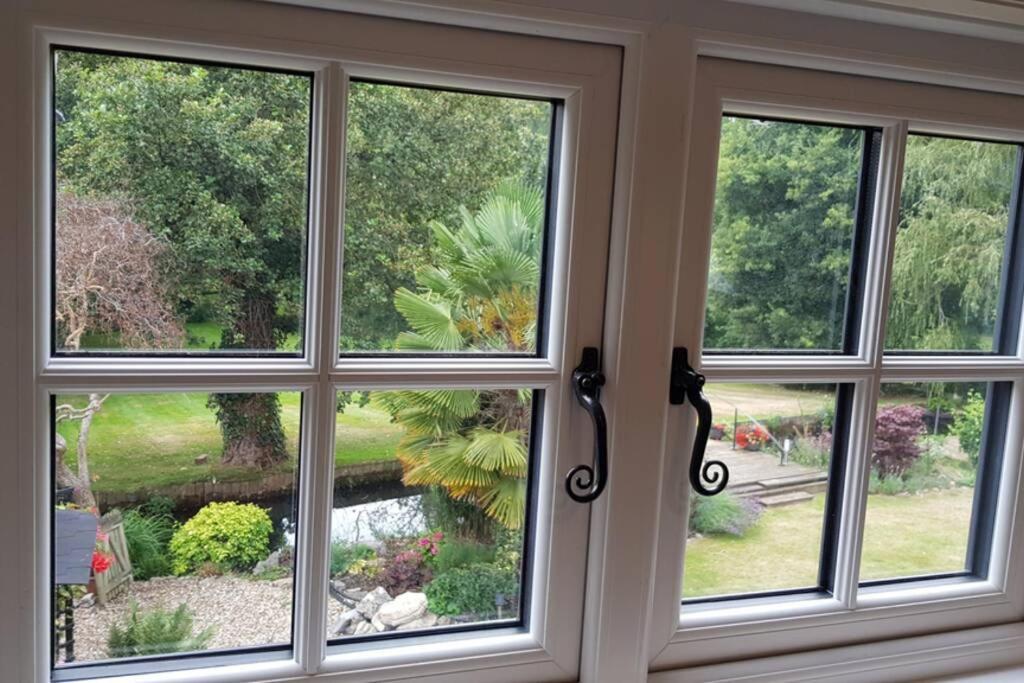 Riverside Lodge Pied A Terre Fordingbridge Bagian luar foto